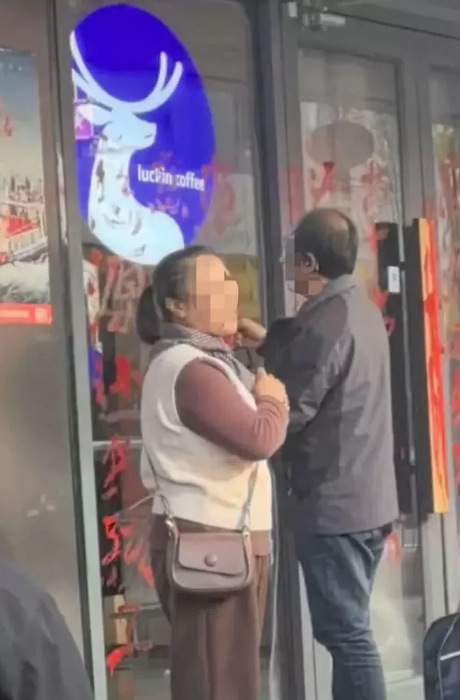 多方回应延安瑞幸团建店员饮酒过量送医，派出所：已出警处理-第1张图片-