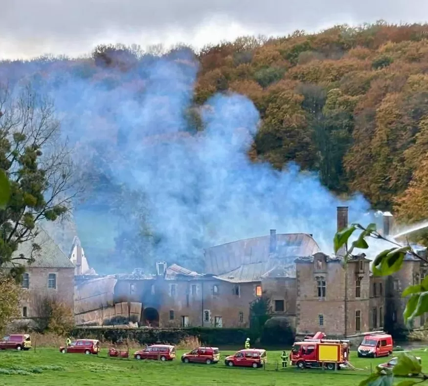 法国千年修道院失火，“只剩下残垣断壁”-第1张图片-