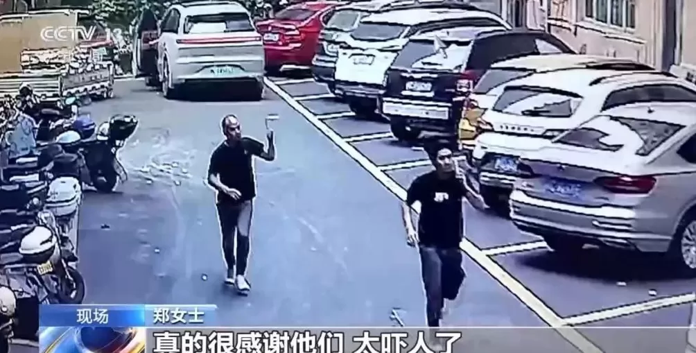 女童被卡7楼防盗窗外众人合力成功救援-第6张图片- 女童被卡7楼防盗窗外众人合力成功救援-第6张图片-