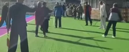 多名老人强占幼儿园练剑与家长起冲突-第1张图片- 多名老人强占幼儿园练剑与家长起冲突-第1张图片-