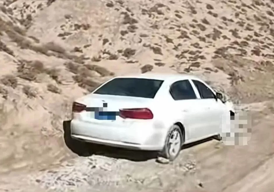 广西男子自驾青海失联2个月车子被找到,行车记录仪被电工胶布粘住-第2张图片- 广西男子自驾青海失联2个月车子被找到,行车记录仪被电工胶布粘住-第2张图片-