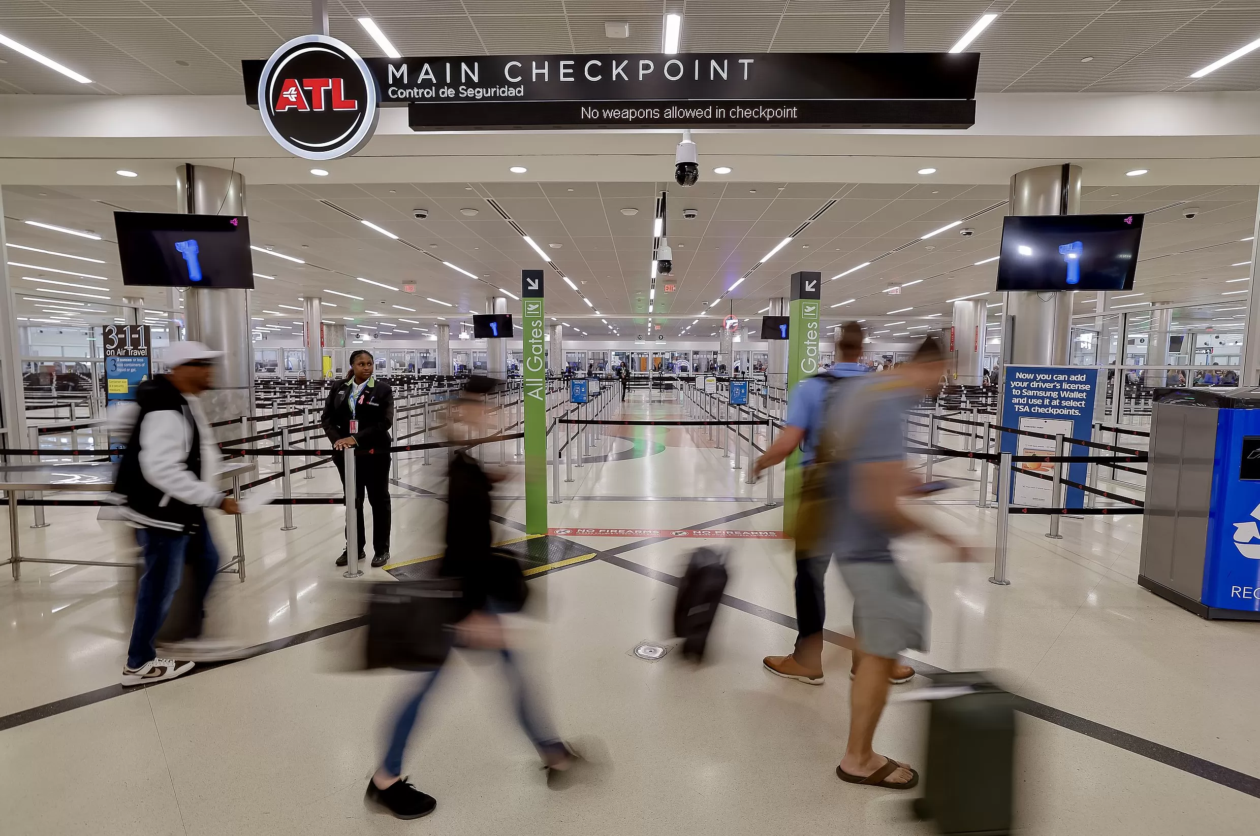 美国政府停摆影响超320万名旅客，交通部长警告可能关闭航空系统-第1张图片-