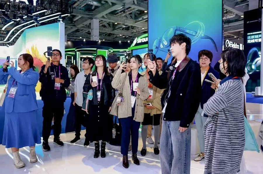 “新机遇新融合新未来——网络名人走进第八届进博会”网络大V沙龙活动举行-第2张图片- “新机遇新融合新未来——网络名人走进第八届进博会”网络大V沙龙活动举行-第2张图片-