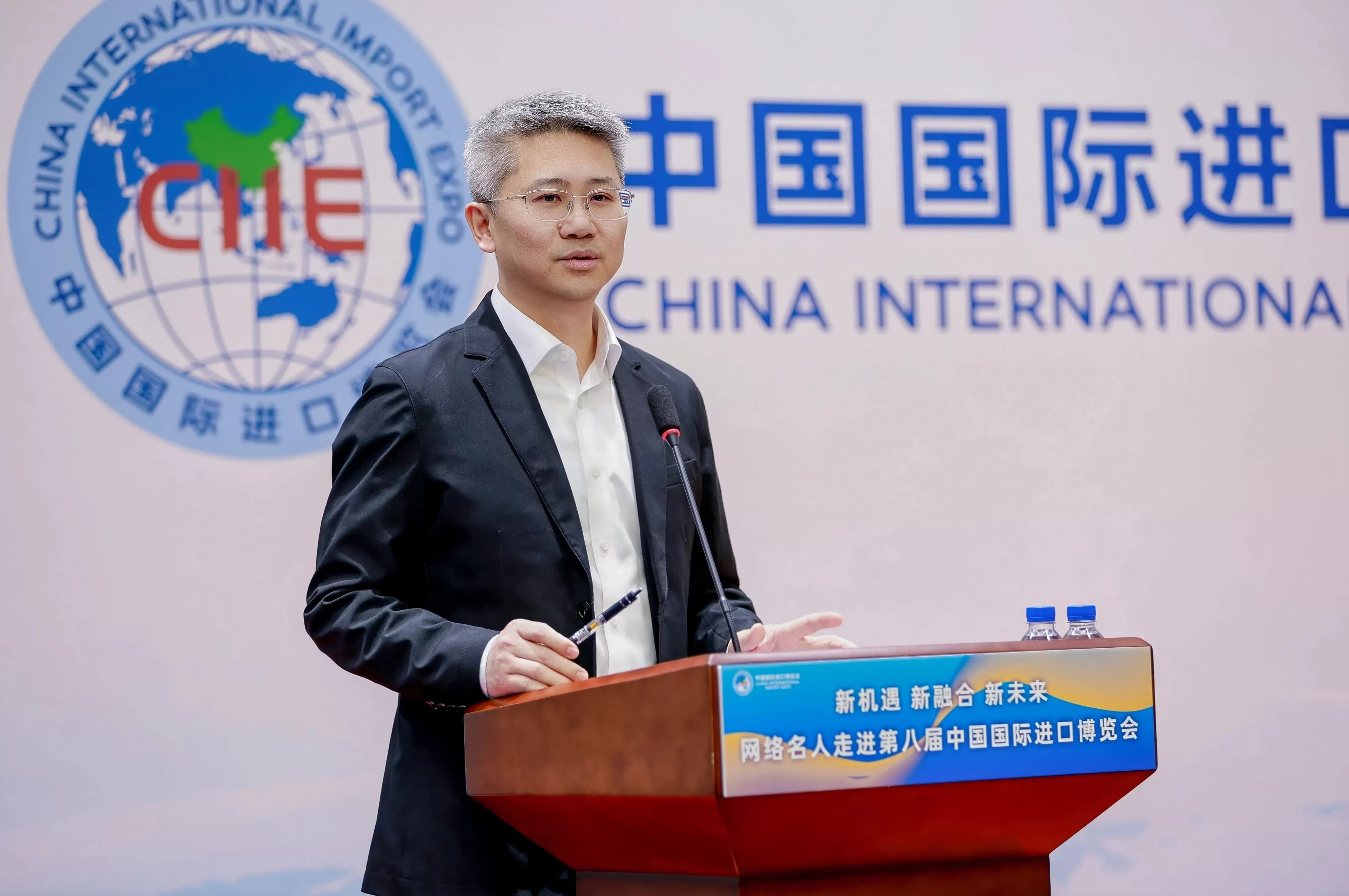 “新机遇新融合新未来——网络名人走进第八届进博会”网络大V沙龙活动举行-第5张图片- “新机遇新融合新未来——网络名人走进第八届进博会”网络大V沙龙活动举行-第5张图片-