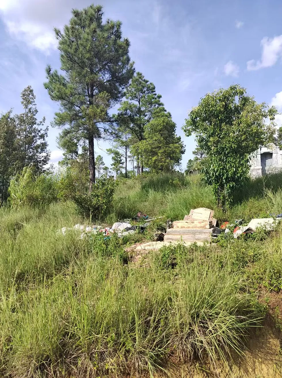 云南弥渡一男童坟墓因邻近他人祖坟遭破坏:警方认定8人参与,4人被执行拘留-第1张图片- 云南弥渡一男童坟墓因邻近他人祖坟遭破坏:警方认定8人参与,4人被执行拘留-第1张图片-