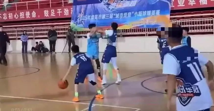 盘锦一青少年篮球赛发生推搡:多名家长场内起冲突,警方已处置-第1张图片- 盘锦一青少年篮球赛发生推搡:多名家长场内起冲突,警方已处置-第1张图片-