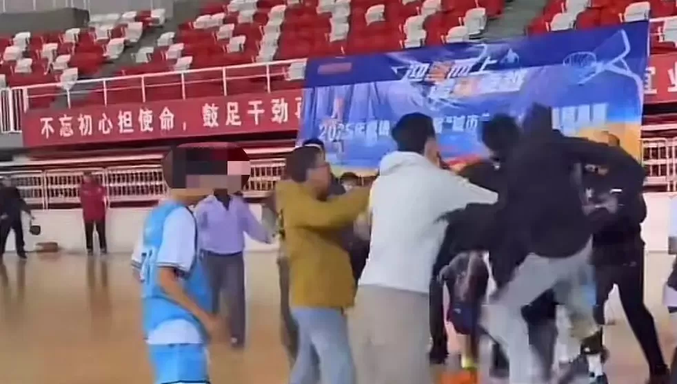 盘锦一青少年篮球赛发生推搡:多名家长场内起冲突,警方已处置-第3张图片- 盘锦一青少年篮球赛发生推搡:多名家长场内起冲突,警方已处置-第3张图片-
