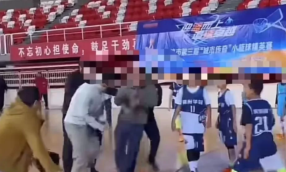 盘锦一青少年篮球赛发生推搡:多名家长场内起冲突,警方已处置-第2张图片- 盘锦一青少年篮球赛发生推搡:多名家长场内起冲突,警方已处置-第2张图片-