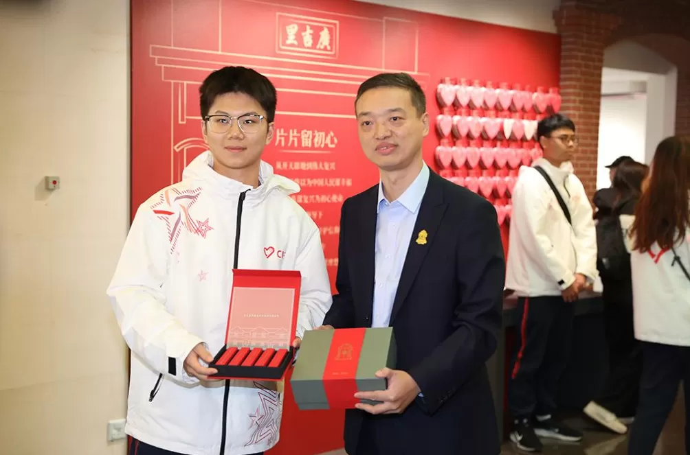 中共四大纪念馆迎来今年第100万名观众,是位来自澳门的“00后”-第1张图片- 中共四大纪念馆迎来今年第100万名观众,是位来自澳门的“00后”-第1张图片-