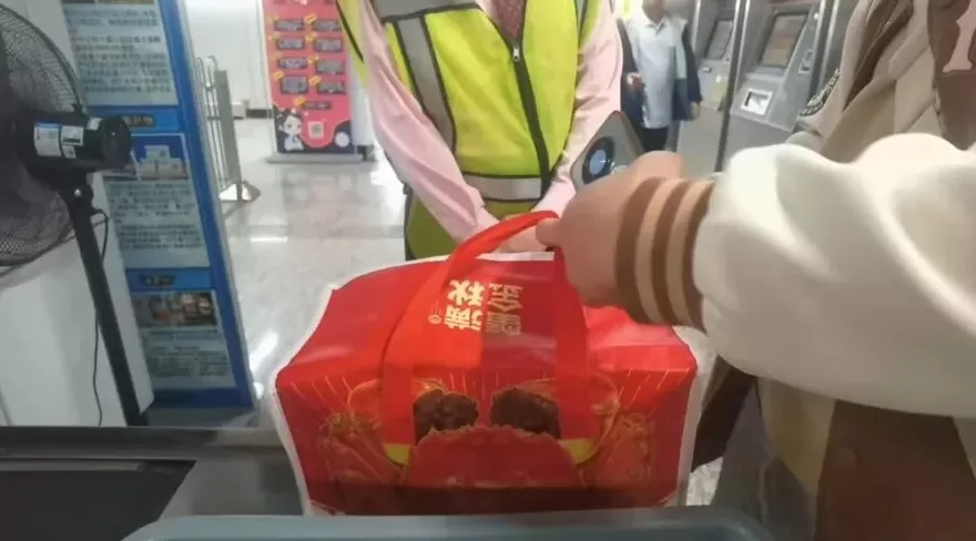 活蟹能否进地铁?上海地铁最新回应:可以带,包装要密闭无渗漏-第1张图片- 活蟹能否进地铁?上海地铁最新回应:可以带,包装要密闭无渗漏-第1张图片-