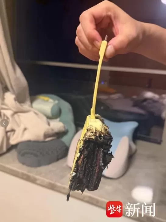 凌晨时分，罗马仕充电宝突然炸了！当事人：还好家里有人-第1张图片-