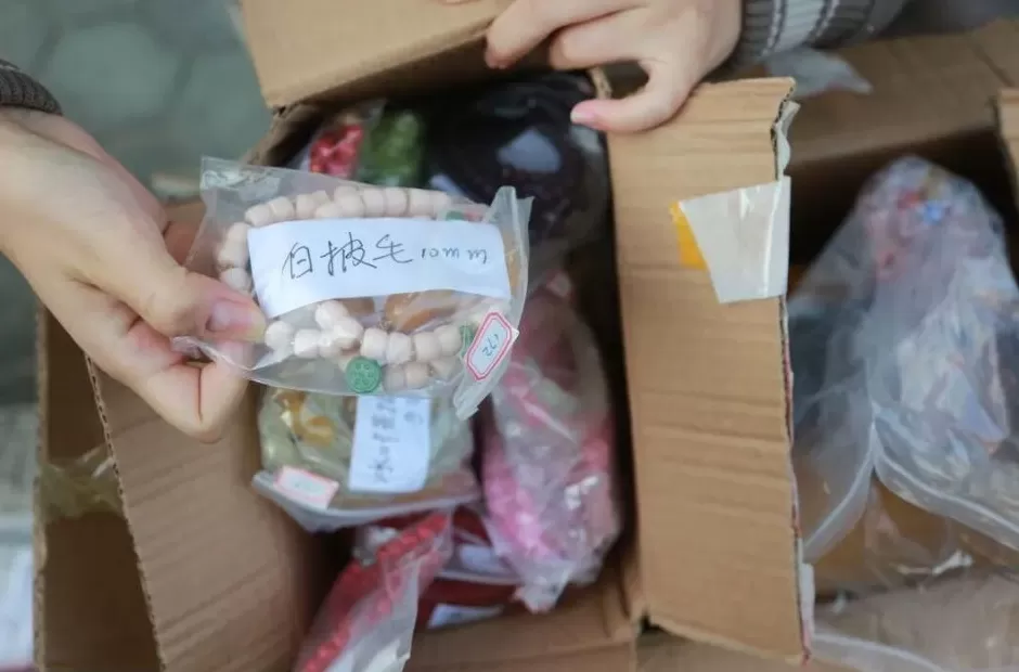 大连80岁老人三年花费40万元,买了近万件“藏品”!一个直播间里最多一天花4万多元-第2张图片- 大连80岁老人三年花费40万元,买了近万件“藏品”!一个直播间里最多一天花4万多元-第2张图片-