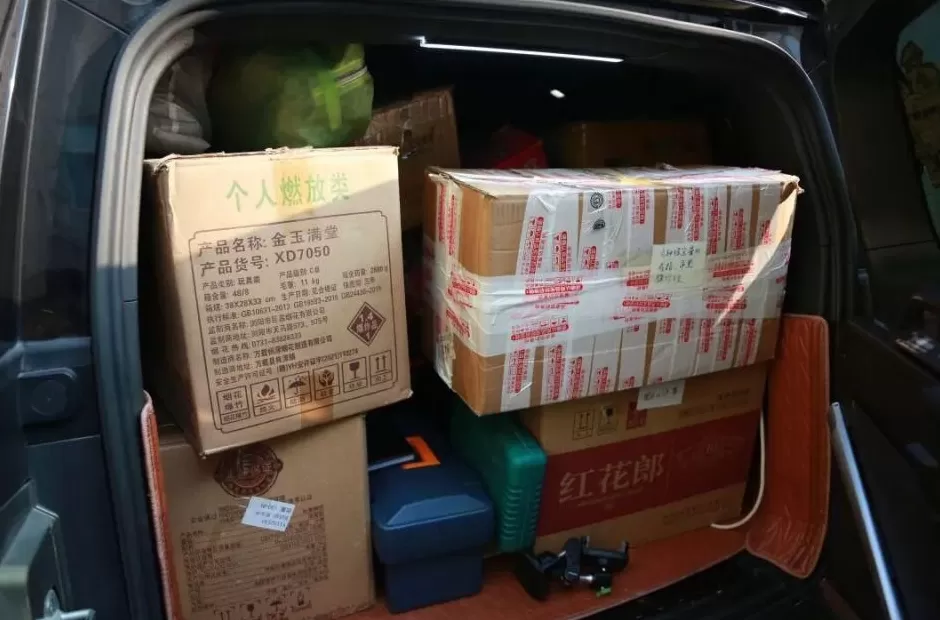 大连80岁老人三年花费40万元,买了近万件“藏品”!一个直播间里最多一天花4万多元-第3张图片- 大连80岁老人三年花费40万元,买了近万件“藏品”!一个直播间里最多一天花4万多元-第3张图片-