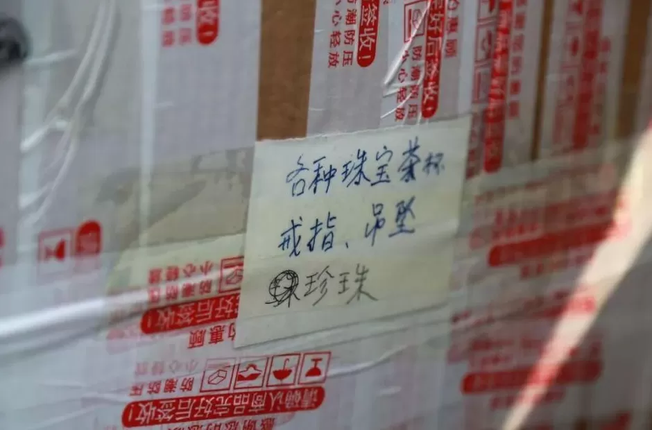 大连80岁老人三年花费40万元,买了近万件“藏品”!一个直播间里最多一天花4万多元-第6张图片- 大连80岁老人三年花费40万元,买了近万件“藏品”!一个直播间里最多一天花4万多元-第6张图片-