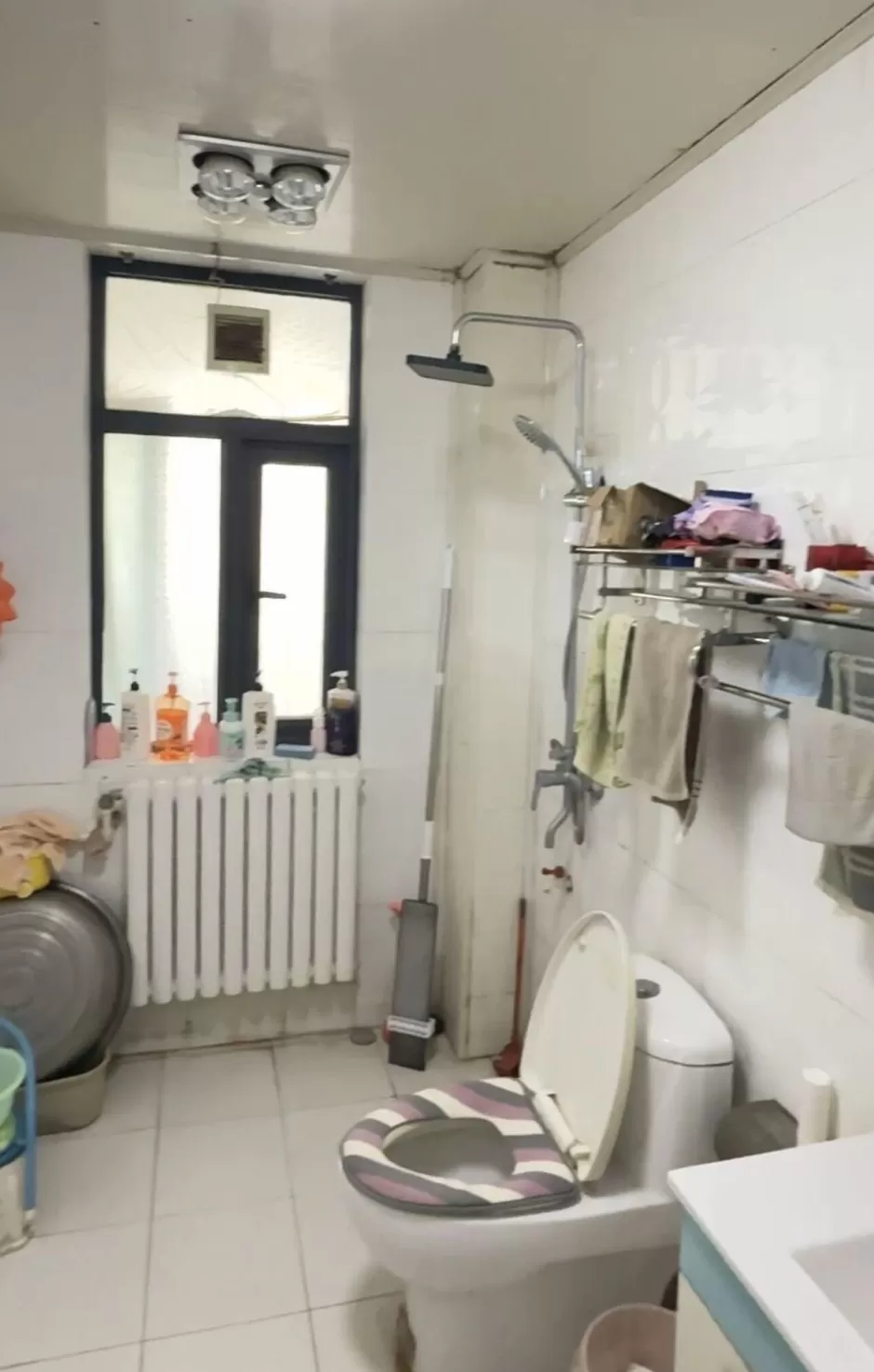 女孩称洗澡时被父亲偷看,多方回应-第2张图片- 女孩称洗澡时被父亲偷看,多方回应-第2张图片-