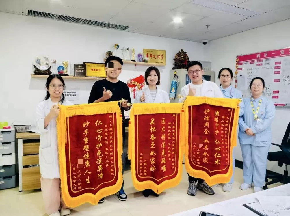 从一度病危到成家立业，罕见病患者带新婚妻子回医院送喜糖-第1张图片-