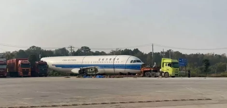 武汉网友拍到南航飞机上街，当地交警回应-第1张图片-