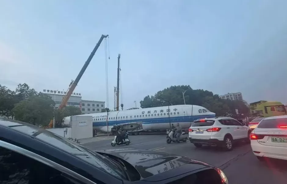 武汉网友拍到南航飞机上街，当地交警回应-第2张图片-