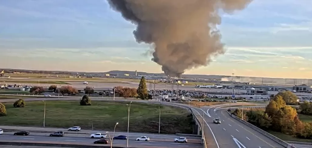 美国肯塔基州一机场发生飞机坠毁事故，有人员受伤-第1张图片-