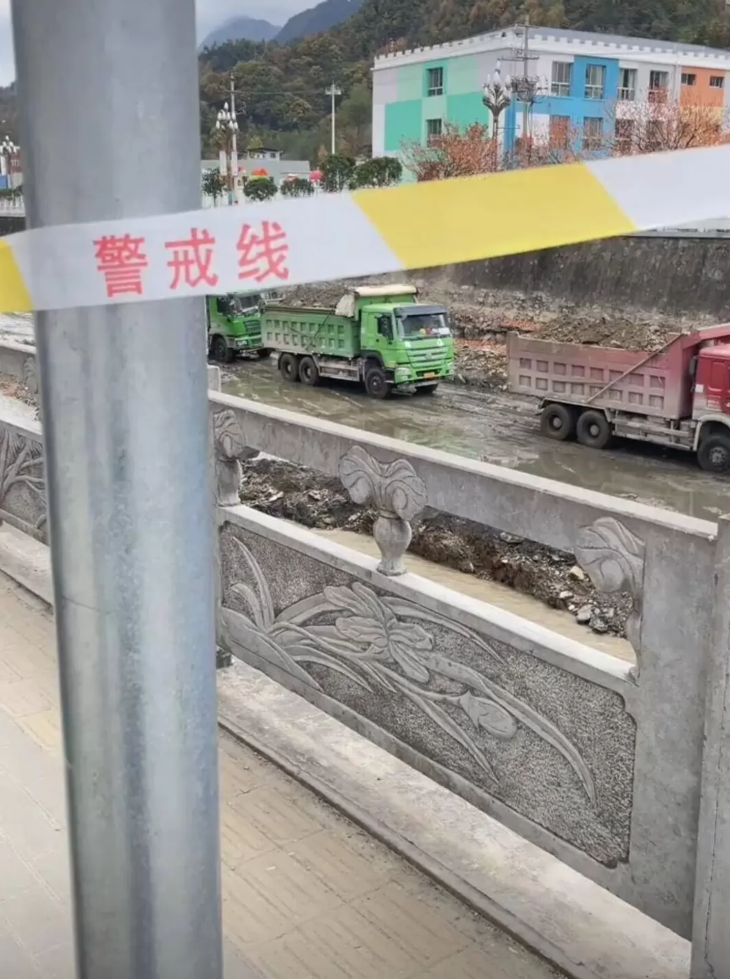 甘肃康县一河道现市民淘金潮:当地加强管控,河道附近拉起警戒线-第1张图片- 甘肃康县一河道现市民淘金潮:当地加强管控,河道附近拉起警戒线-第1张图片-