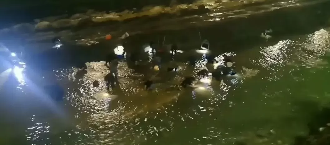 甘肃康县一河道现市民淘金潮:当地加强管控,河道附近拉起警戒线-第3张图片- 甘肃康县一河道现市民淘金潮:当地加强管控,河道附近拉起警戒线-第3张图片-