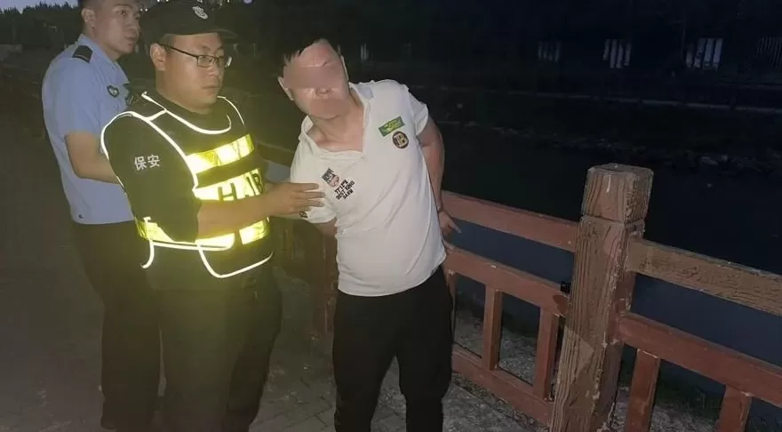 上海荒地现摄像头和12万现金？数小时蹲守后，可疑男子出现-第3张图片-