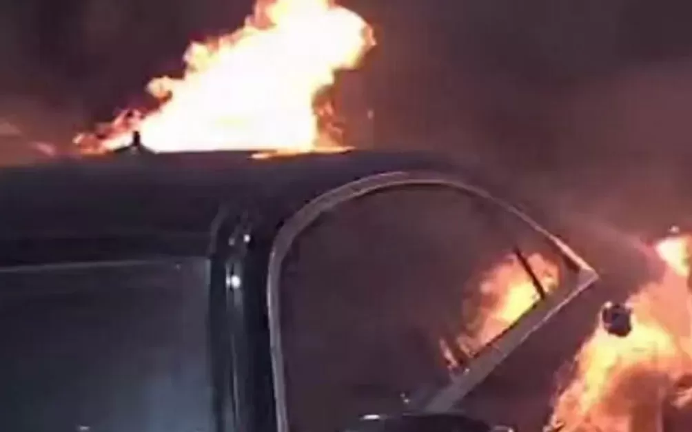 常台高速男子淡定旁观烧车,自称“杀了4个人”,其因涉嫌危险驾驶罪被刑事立案侦查-第2张图片- 常台高速男子淡定旁观烧车,自称“杀了4个人”,其因涉嫌危险驾驶罪被刑事立案侦查-第2张图片-