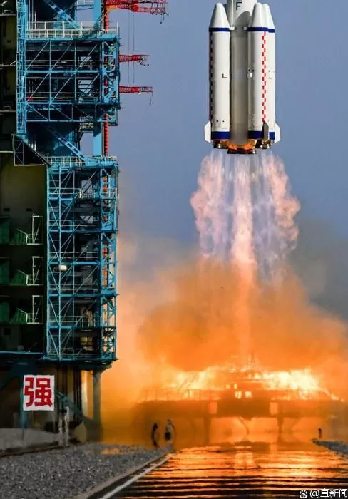 神舟二十号载人飞船,疑遭空间微小碎片撞击!专家解释-第2张图片- 神舟二十号载人飞船,疑遭空间微小碎片撞击!专家解释-第2张图片-