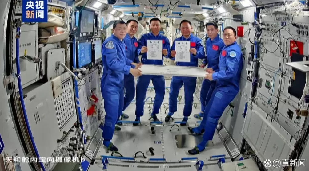 神舟二十号载人飞船,疑遭空间微小碎片撞击!专家解释-第1张图片- 神舟二十号载人飞船,疑遭空间微小碎片撞击!专家解释-第1张图片-