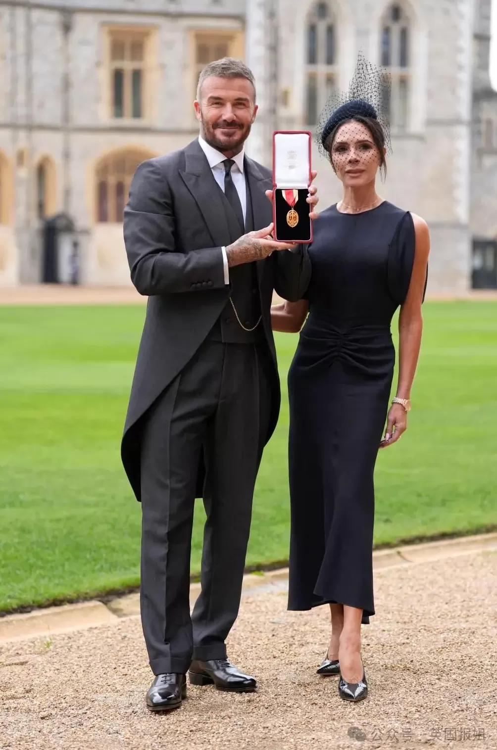 贝克汉姆正式封爵!维多利亚携全家盛装庆贺,好大儿和儿媳依然不给面子没来-第7张图片- 贝克汉姆正式封爵!维多利亚携全家盛装庆贺,好大儿和儿媳依然不给面子没来-第7张图片-