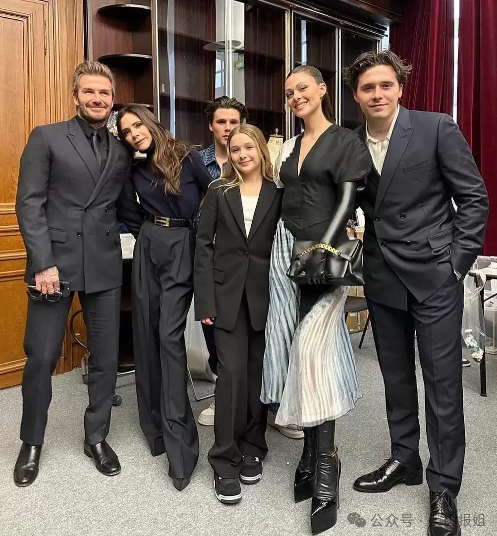 贝克汉姆正式封爵!维多利亚携全家盛装庆贺,好大儿和儿媳依然不给面子没来-第17张图片- 贝克汉姆正式封爵!维多利亚携全家盛装庆贺,好大儿和儿媳依然不给面子没来-第17张图片-