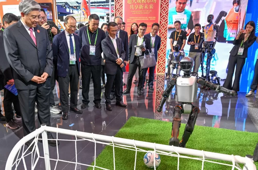 进博直击｜中国馆展示570件展品，众多前沿科技展品吸睛-第7张图片-