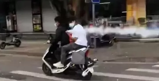 两男子街头飙车沿途狂喷灭火器-第1张图片- 两男子街头飙车沿途狂喷灭火器-第1张图片-