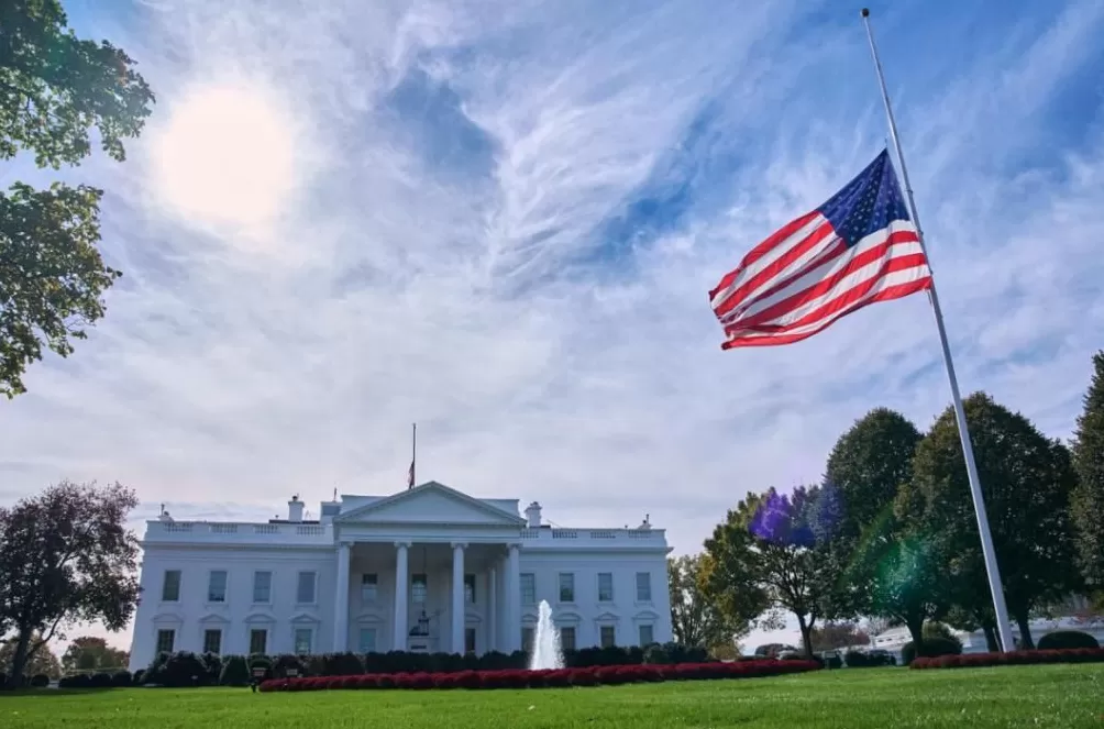 白宫这半旗降得是否慢半拍？算是没有破坏规矩？-第3张图片-