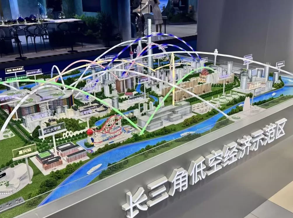 未来怎么“打飞的”?进博会“低空出行起降点”提供了沉浸体验-第3张图片- 未来怎么“打飞的”?进博会“低空出行起降点”提供了沉浸体验-第3张图片-