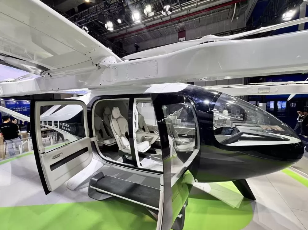 未来怎么“打飞的”?进博会“低空出行起降点”提供了沉浸体验-第4张图片- 未来怎么“打飞的”?进博会“低空出行起降点”提供了沉浸体验-第4张图片-