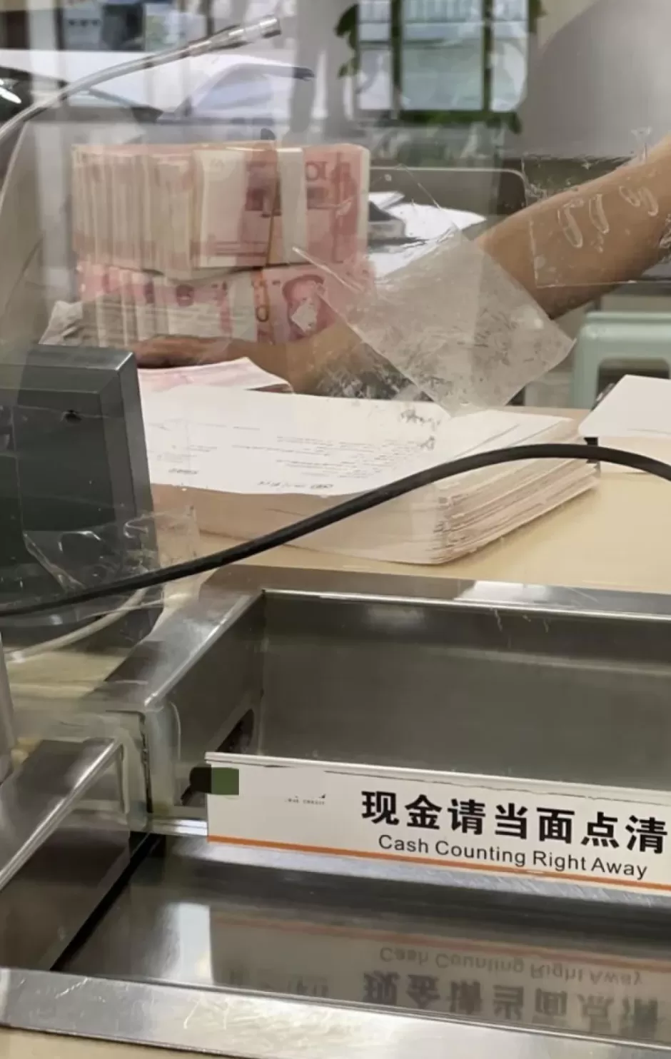 律师称取款被银行连续询问并报警,反诈中心回应:银行若监控到异常情况做尽调可理解-第1张图片- 律师称取款被银行连续询问并报警,反诈中心回应:银行若监控到异常情况做尽调可理解-第1张图片-