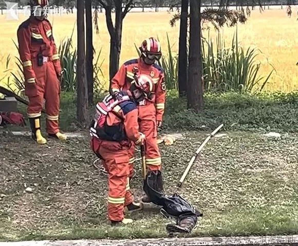 上海一河道内竟漂浮着两条腿?路人惊慌失措…民警、消防紧急出动-第3张图片- 上海一河道内竟漂浮着两条腿?路人惊慌失措…民警、消防紧急出动-第3张图片-