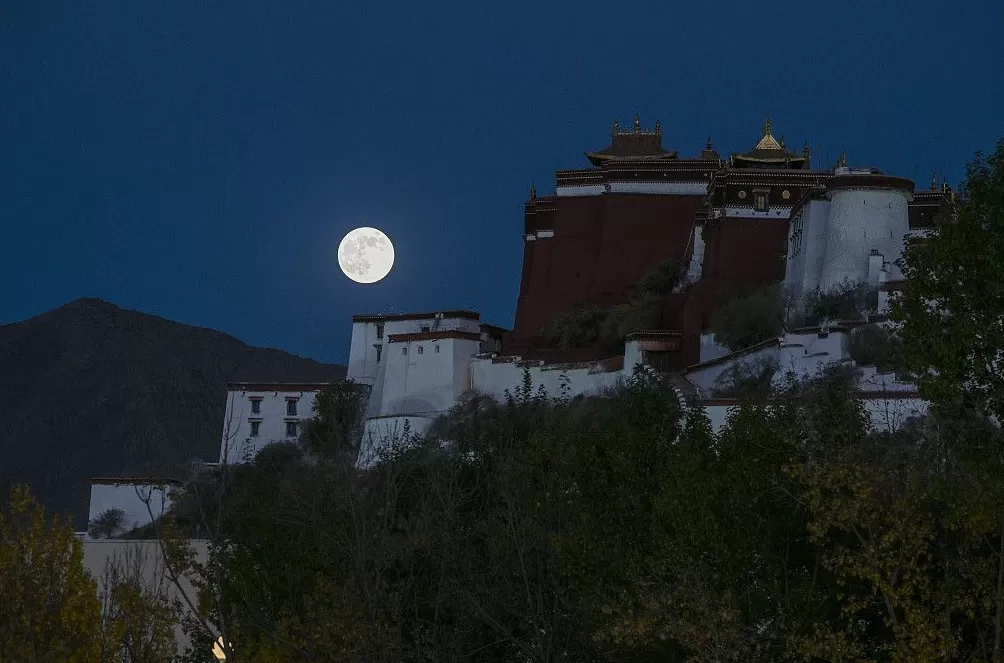 城事|超惊艳!全球美图:35.7万公里外“超级月亮”-第9张图片- 城事|超惊艳!全球美图:35.7万公里外“超级月亮”-第9张图片-