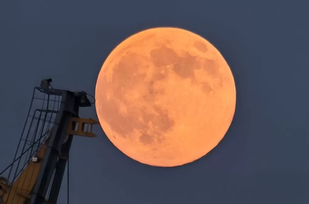 城事|超惊艳!全球美图:35.7万公里外“超级月亮”-第11张图片- 城事|超惊艳!全球美图:35.7万公里外“超级月亮”-第11张图片-