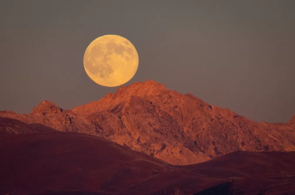 城事|超惊艳!全球美图:35.7万公里外“超级月亮”-第16张图片- 城事|超惊艳!全球美图:35.7万公里外“超级月亮”-第16张图片-