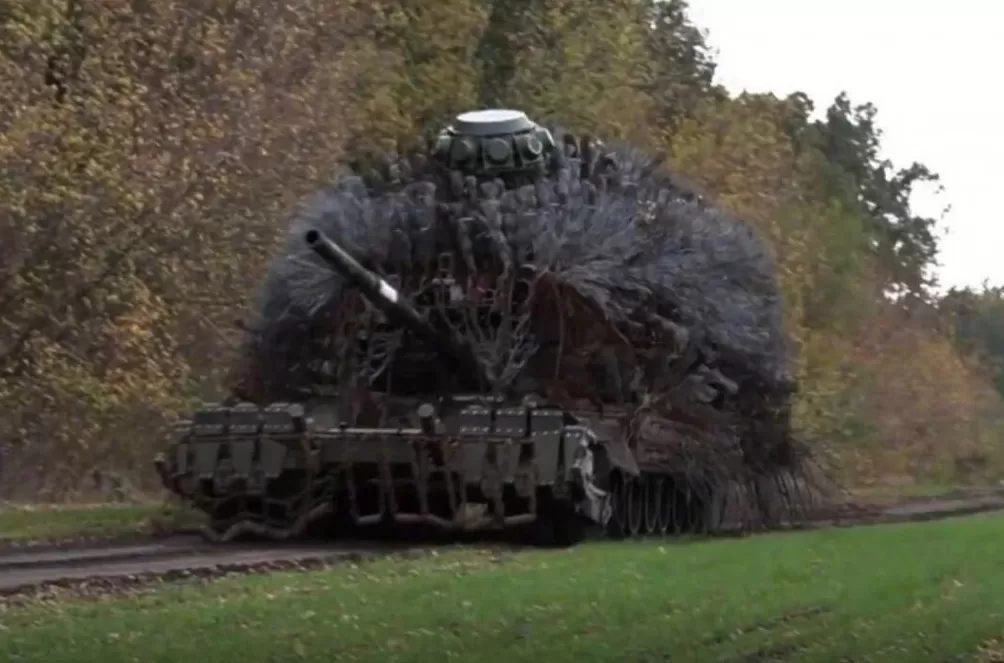 继“龟壳”“豪猪”装甲后,俄罗斯用“刺猬坦克”对付乌无人机-第1张图片- 继“龟壳”“豪猪”装甲后,俄罗斯用“刺猬坦克”对付乌无人机-第1张图片-