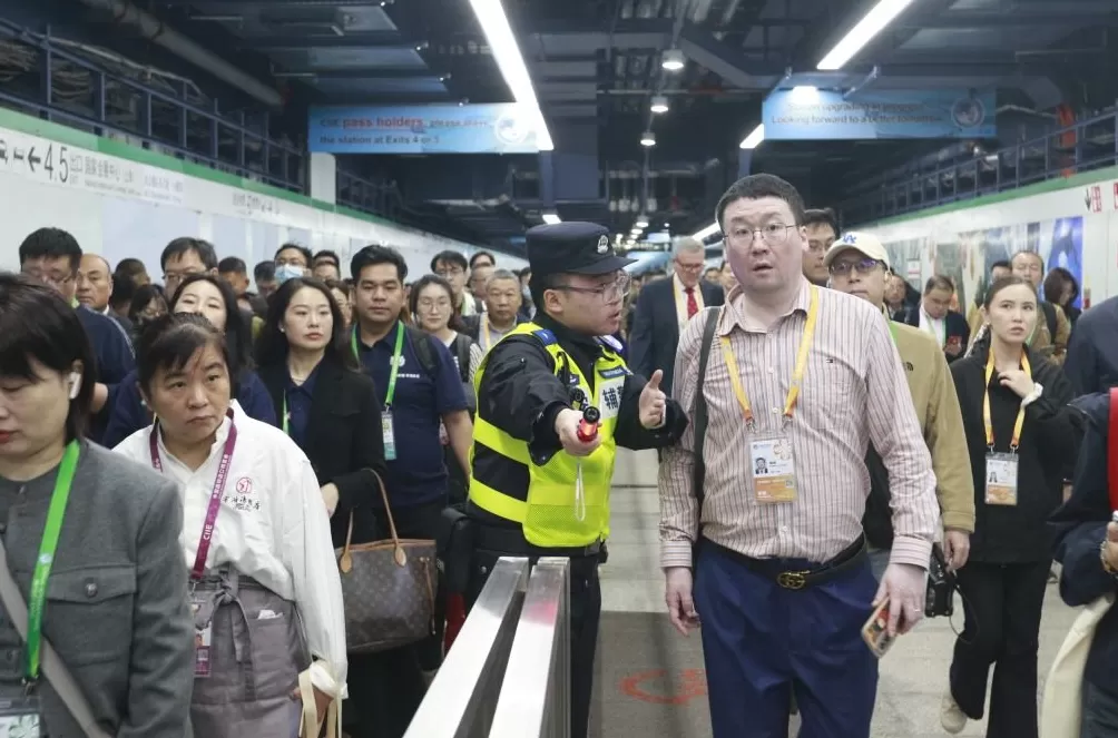进博会今迎观展高峰:地铁出入口应开尽开,场馆新增4处安检通道-第1张图片- 进博会今迎观展高峰:地铁出入口应开尽开,场馆新增4处安检通道-第1张图片-