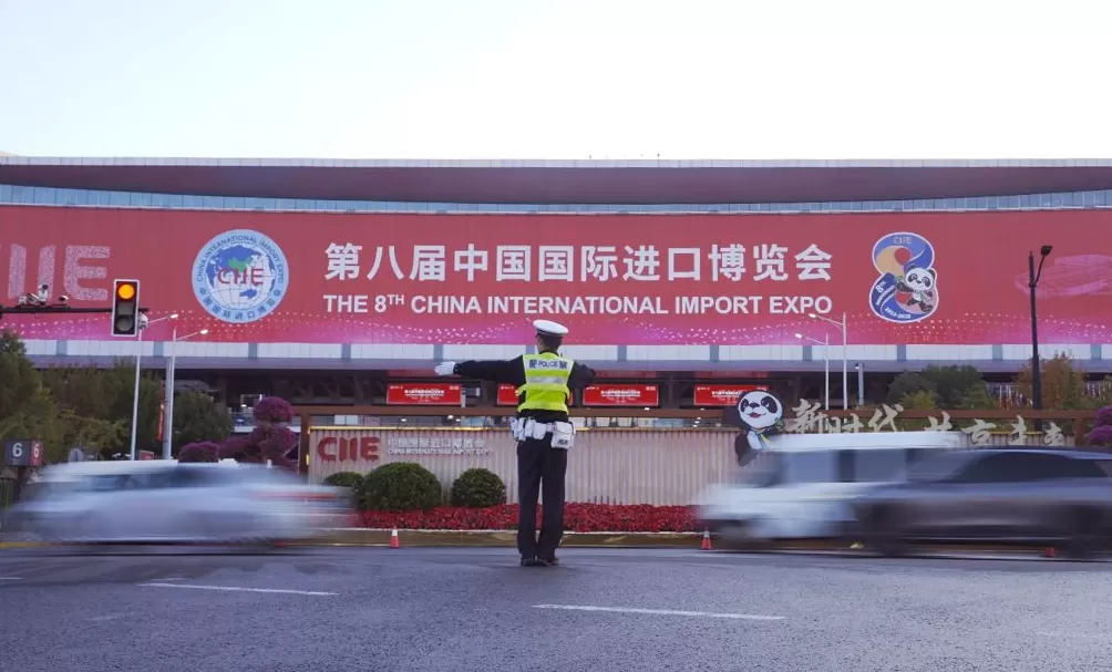 进博会今迎观展高峰:地铁出入口应开尽开,场馆新增4处安检通道-第2张图片- 进博会今迎观展高峰:地铁出入口应开尽开,场馆新增4处安检通道-第2张图片-