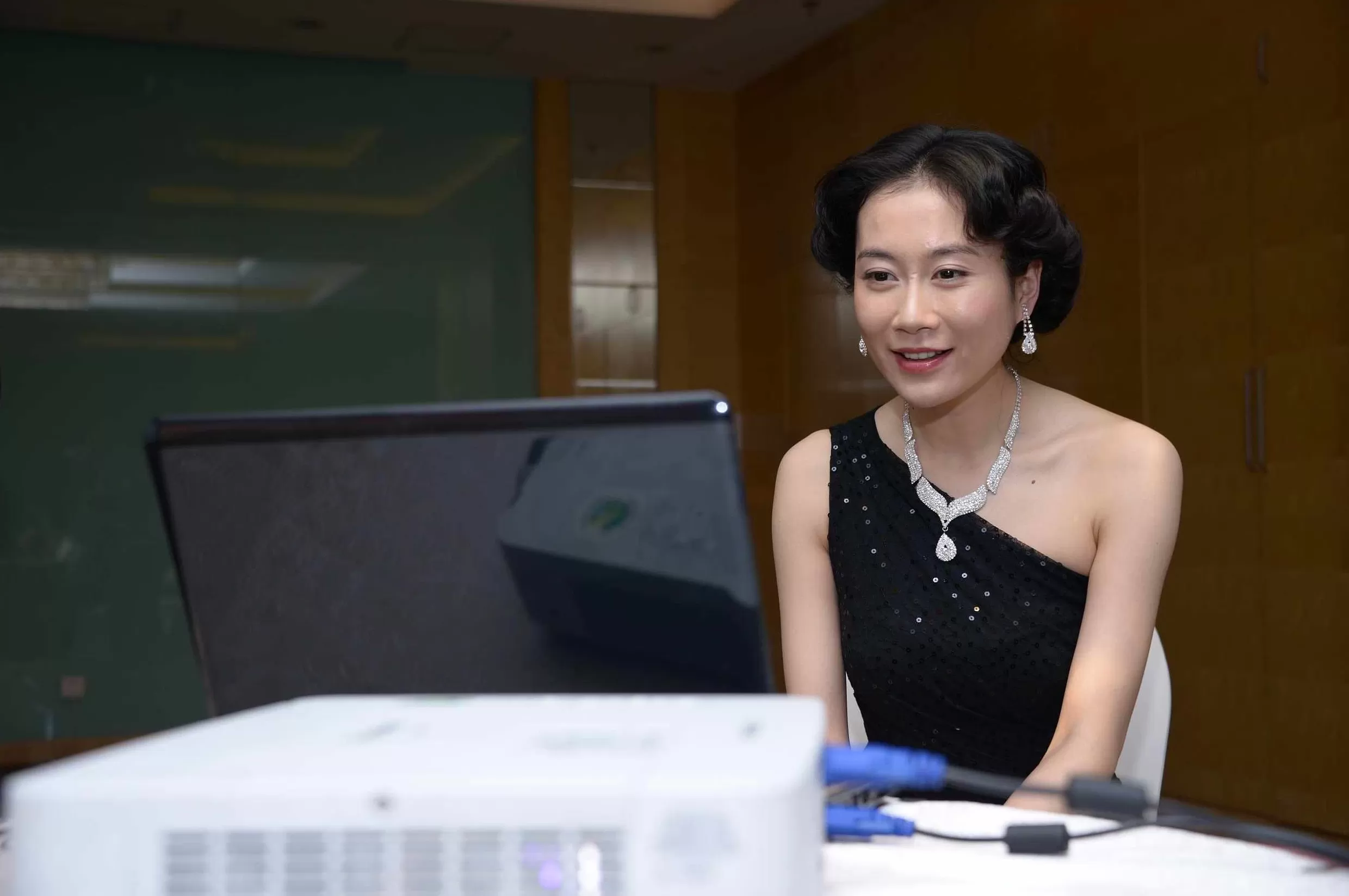 演员温峥嵘自曝刷到AI盗播,抖音副总裁李亮回应-第3张图片- 演员温峥嵘自曝刷到AI盗播,抖音副总裁李亮回应-第3张图片-