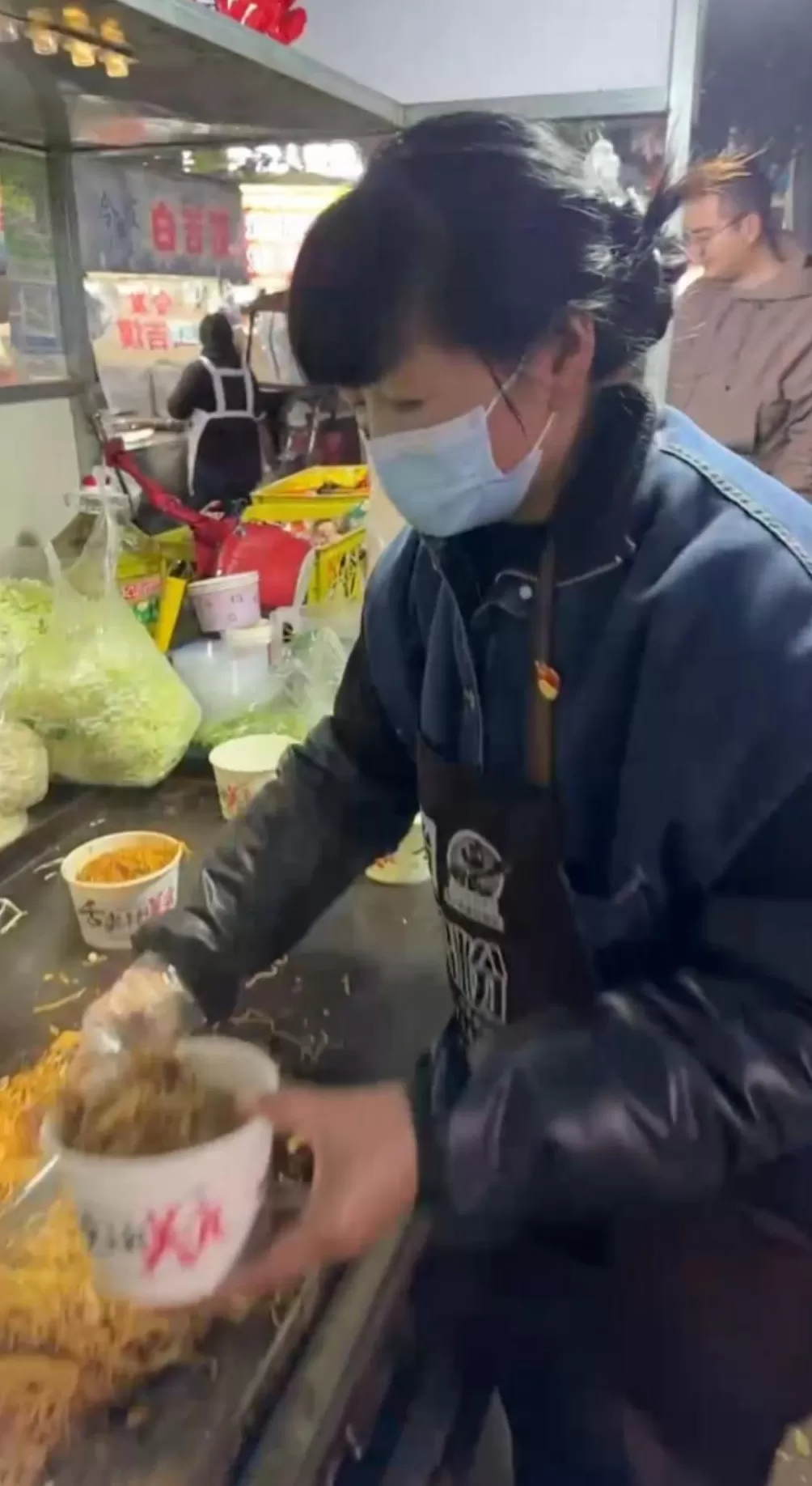 “我不是为了出名!”商丘“3元炒面大姐”回应质疑-第1张图片- “我不是为了出名!”商丘“3元炒面大姐”回应质疑-第1张图片-