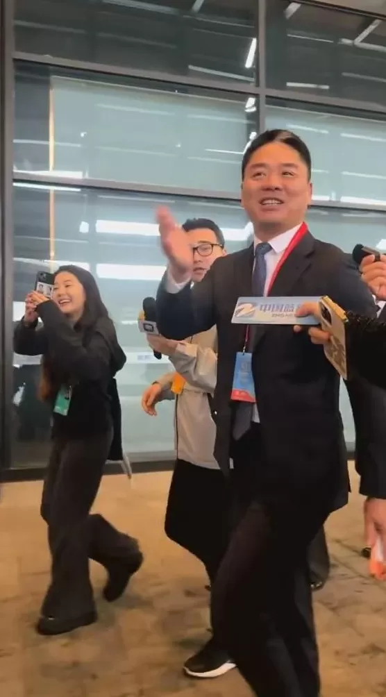 刘强东现身互联网大会,笑称“要把照片拍好看点”-第3张图片- 刘强东现身互联网大会,笑称“要把照片拍好看点”-第3张图片-