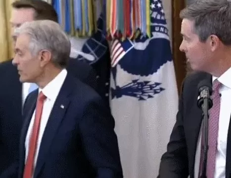 特朗普官宣减肥药降价!话音刚落,医药代表当场晕倒,直播中断-第2张图片- 特朗普官宣减肥药降价!话音刚落,医药代表当场晕倒,直播中断-第2张图片-