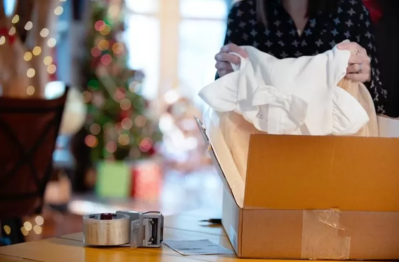 巨型吊牌能否整治“穿完就退”?网购退货乱象倒逼商家出奇招-第2张图片- 巨型吊牌能否整治“穿完就退”?网购退货乱象倒逼商家出奇招-第2张图片-