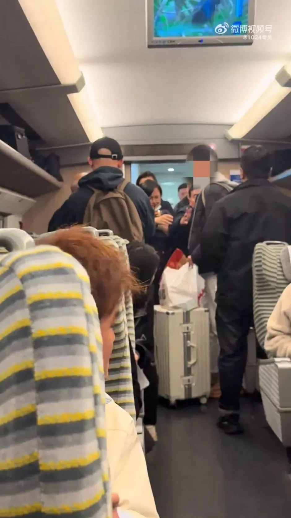 老年男子高铁上要求让座遭拒,反辱骂年轻乘客:“你是人吗?”-第1张图片- 老年男子高铁上要求让座遭拒,反辱骂年轻乘客:“你是人吗?”-第1张图片-